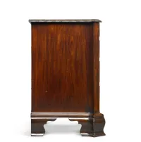 A George III carved mahogany serpentine chest of drawers, Circa 1765, in the manner of Philip Bell – Image 3