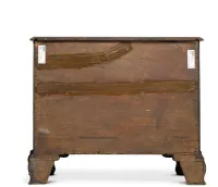 A George III carved mahogany serpentine chest of drawers, Circa 1765, in the manner of Philip Bell – Image 4