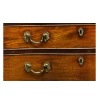 A George III carved mahogany serpentine chest of drawers, Circa 1765, in the manner of Philip Bell – Image 2
