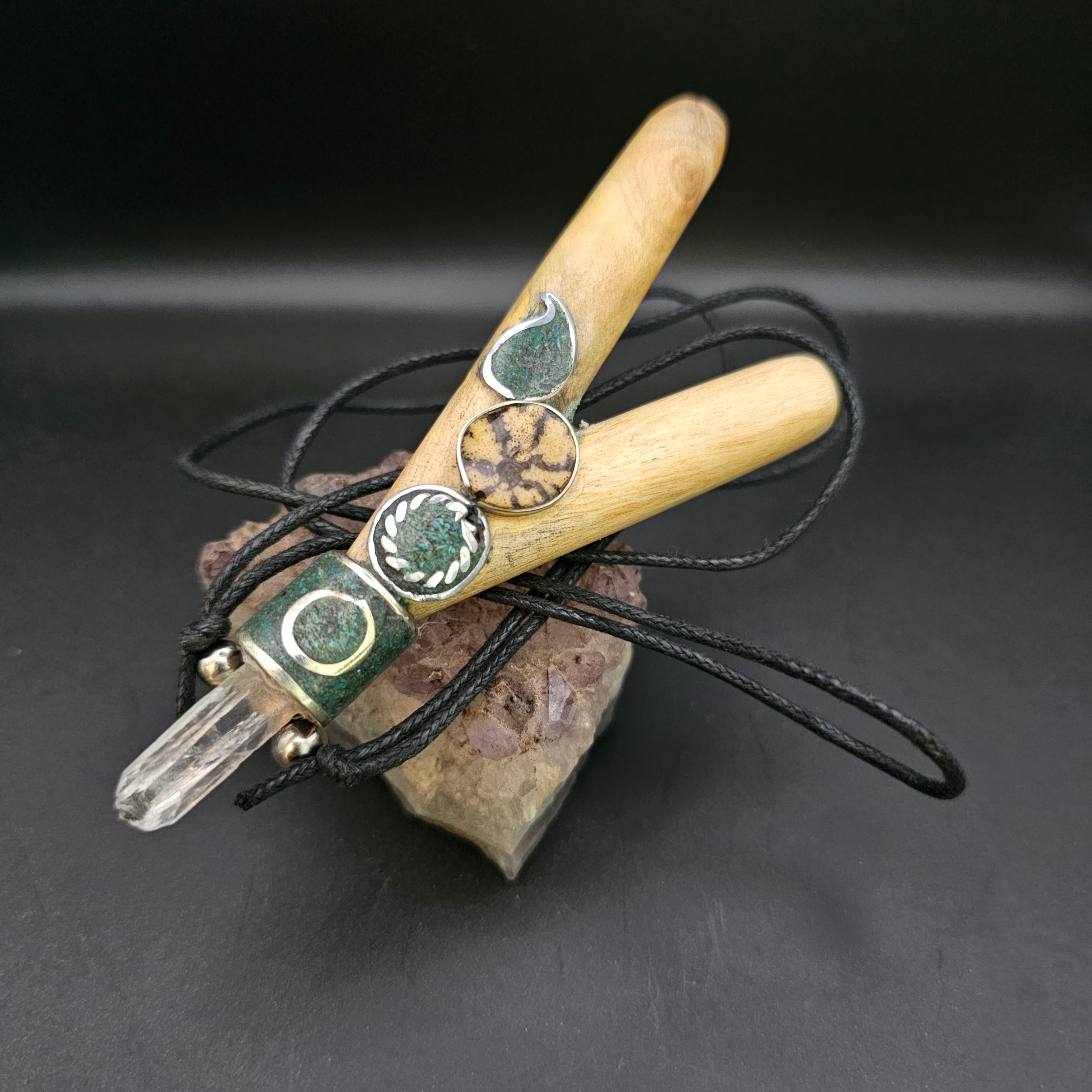 Kuripe Palo Santo Wood with quartz – Image 4
