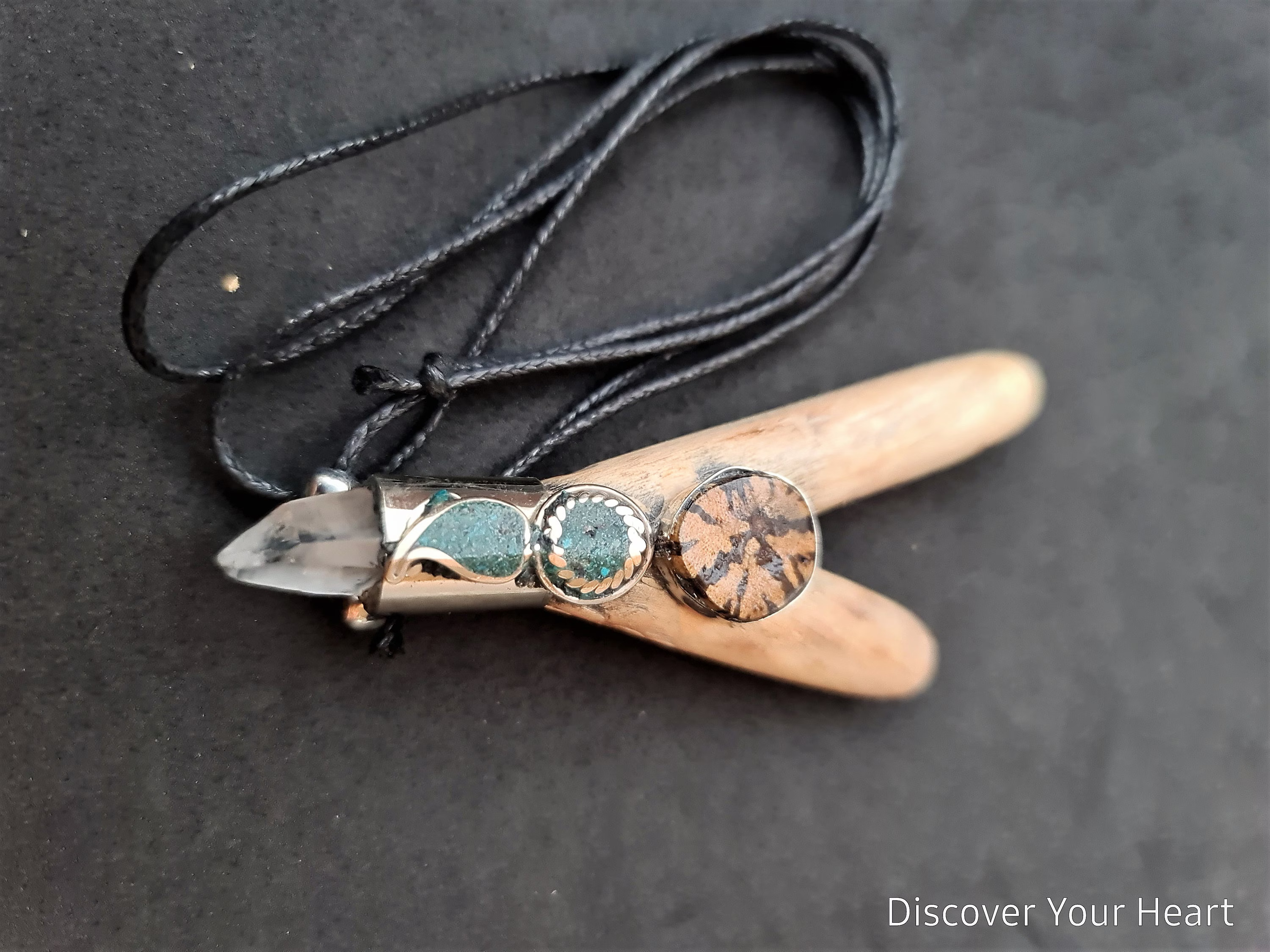 Kuripe Palo Santo Wood with quartz – Image 5