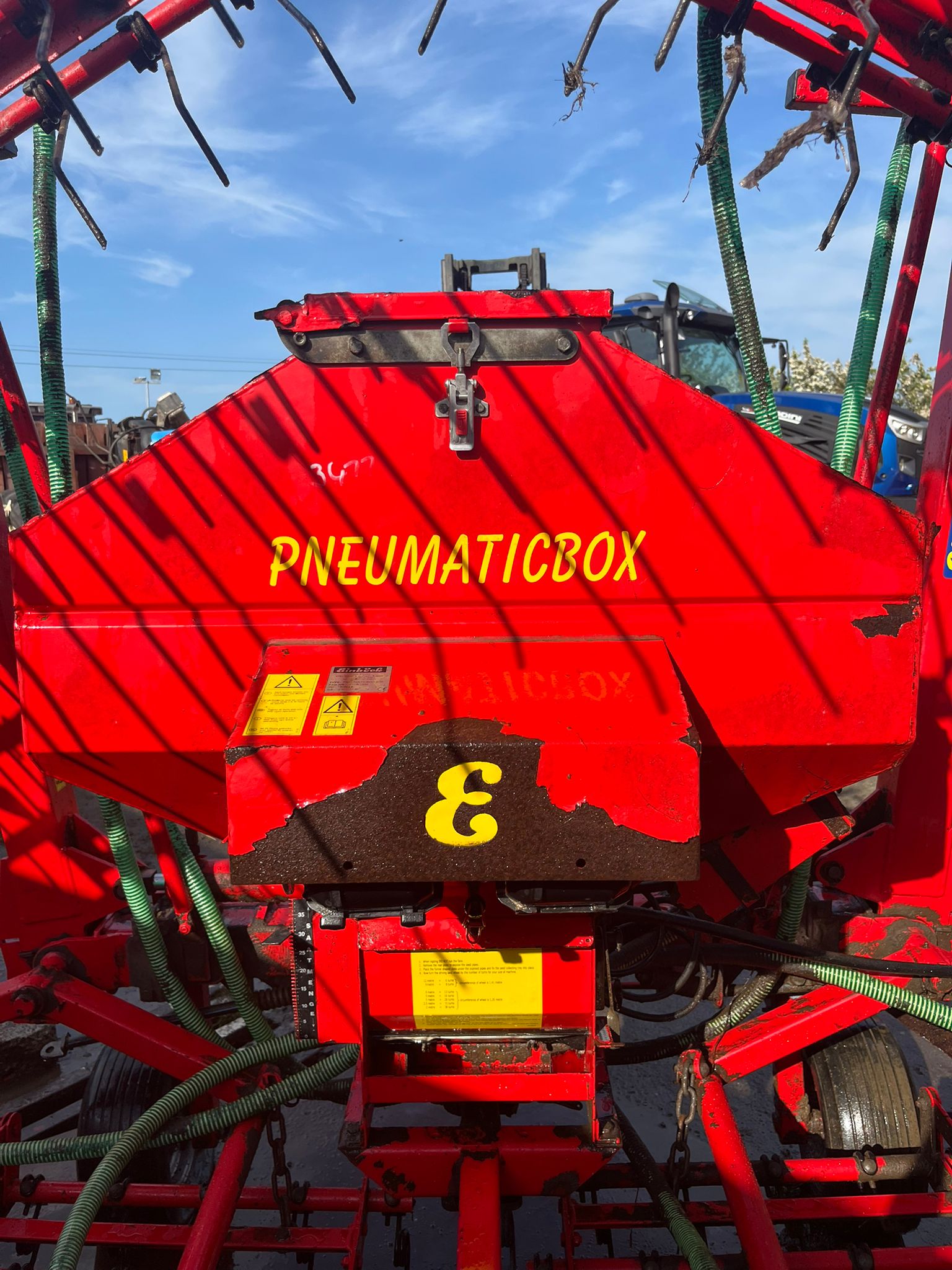 EINBOCH 6M GRASS HARROW C/W AIR SEED BOX – Image 2