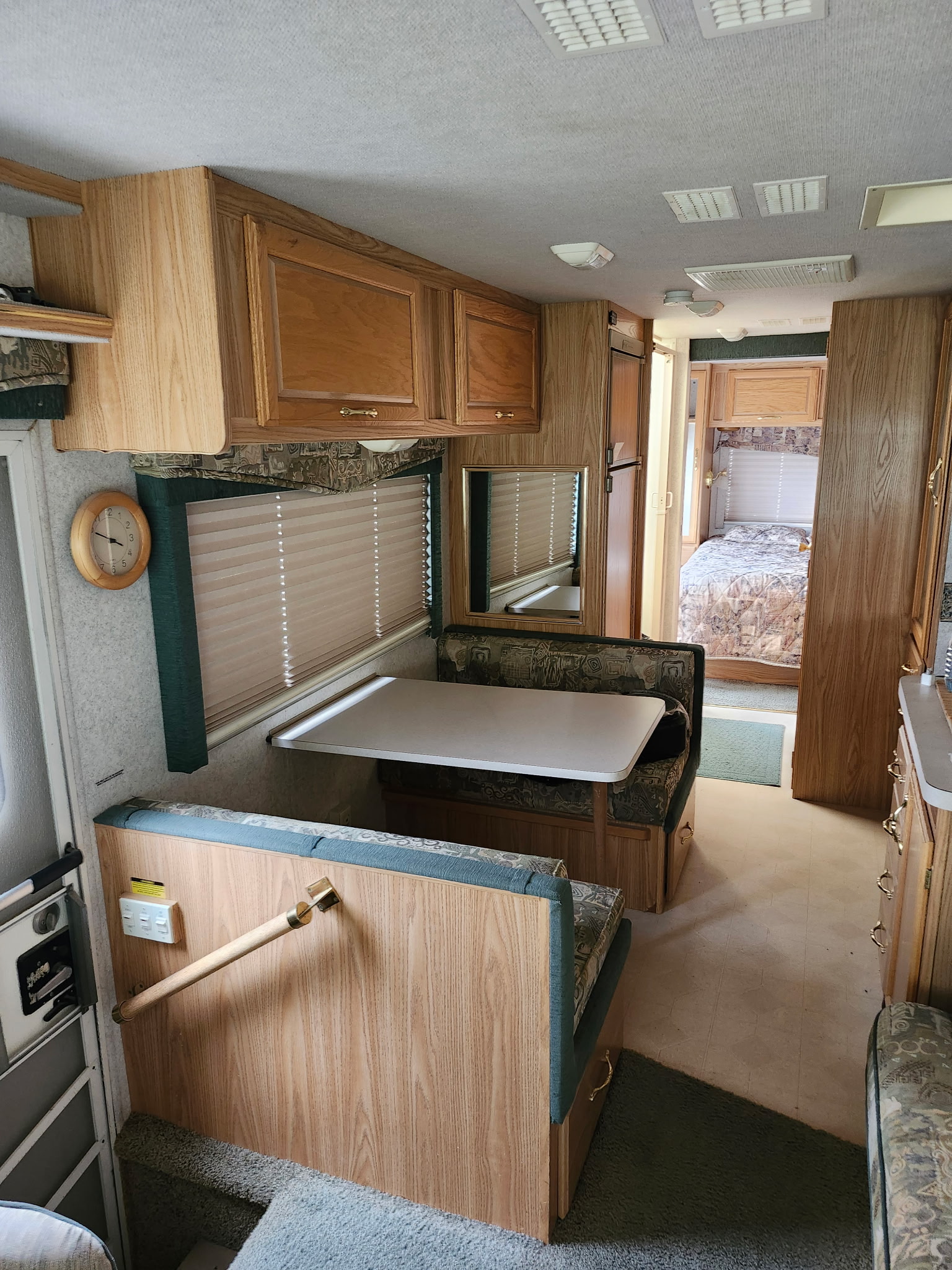 2000 Fleetwood Flair 30H with Ford V10 – Image 4