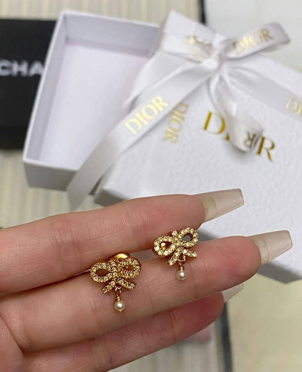 حلق ديور (Dior) كوبي ون الفاخر بتصميم الفيونكة واللؤلؤ | أناقة راقية تخطف الأنظار في الإمارات | D-A29 – Image 3