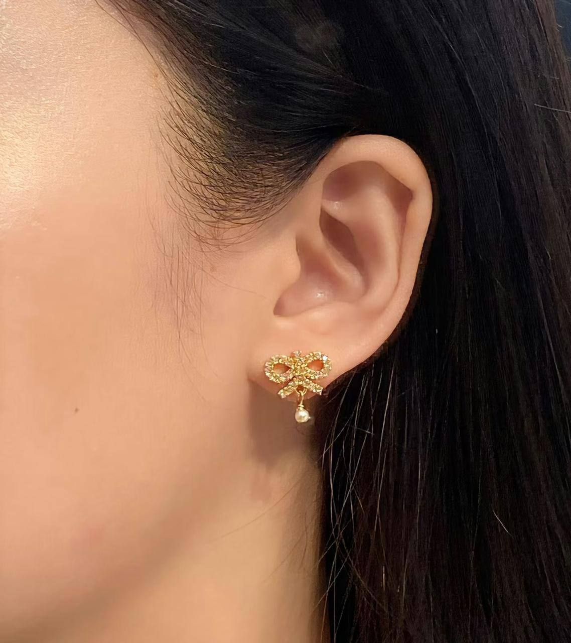 حلق ديور (Dior) كوبي ون الفاخر بتصميم الفيونكة واللؤلؤ | أناقة راقية تخطف الأنظار في الإمارات | D-A29 – Image 2
