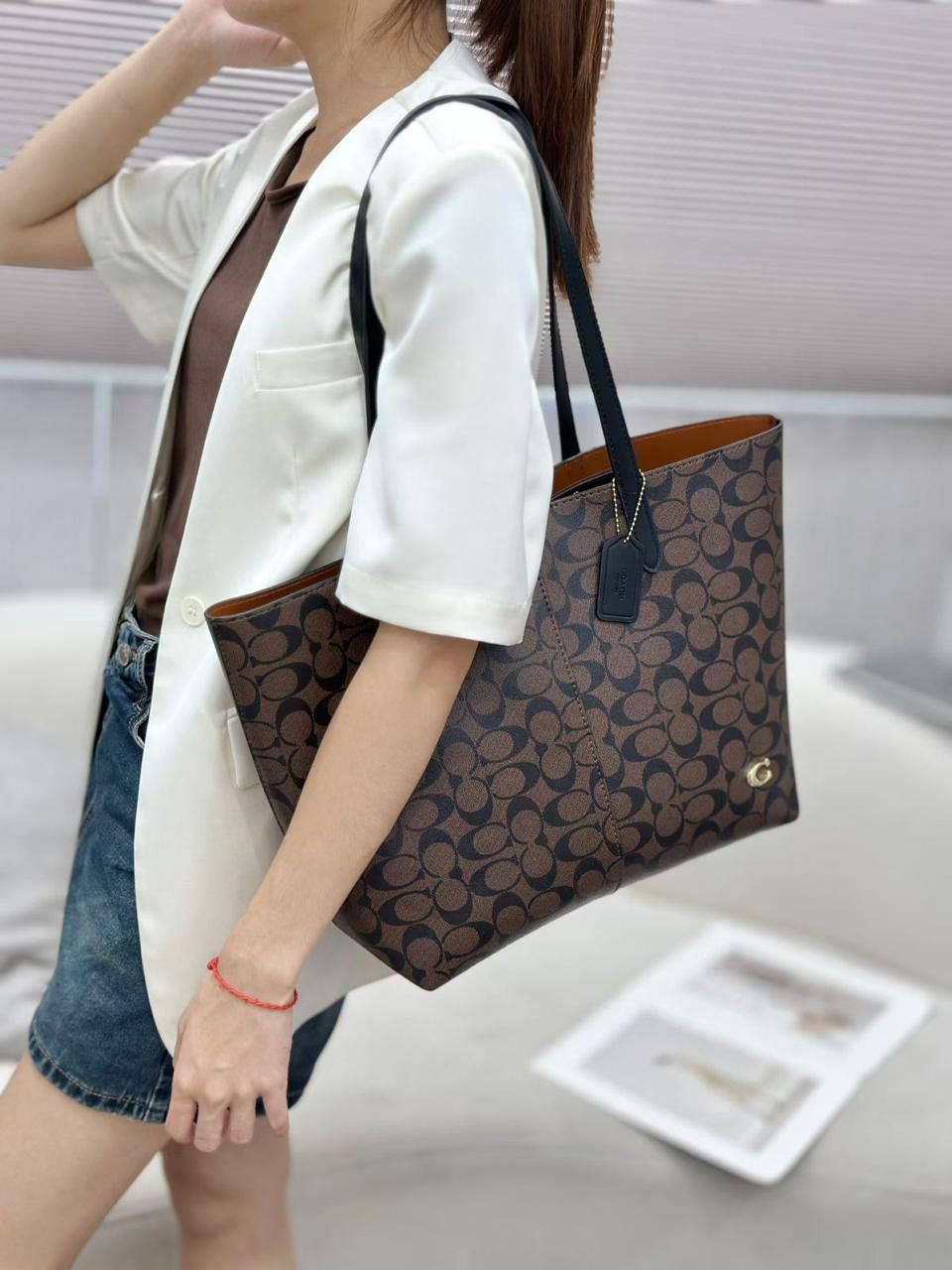 Coach Signature Tote Bag – Elegance Meets Everyday Functionality | D-E23 – Image 4