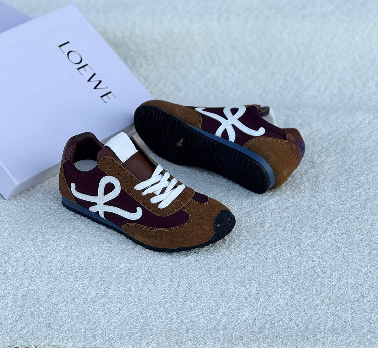 ​حذاء سنيكرز لووي (LOEWE) الرياضي – كلاسيكية عصرية وخفة الحركة | D-A46 – Image 3