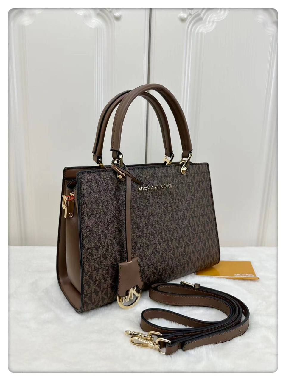 حقيبة يد مايكل كورس مونوغرام كلاسيكية بمقبض علوي وحزام كتف - أناقة يومية فاخرة | D-A18 – Image 2
