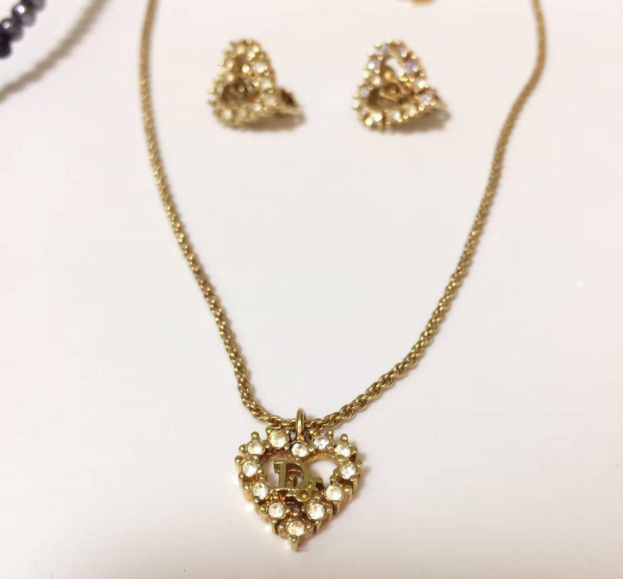 طقم ديور (Dior) كوبي ون المرصع بتصميم القلوب | فخامة وأناقة نسائية راقية في الإمارات | D-A29 – Image 2