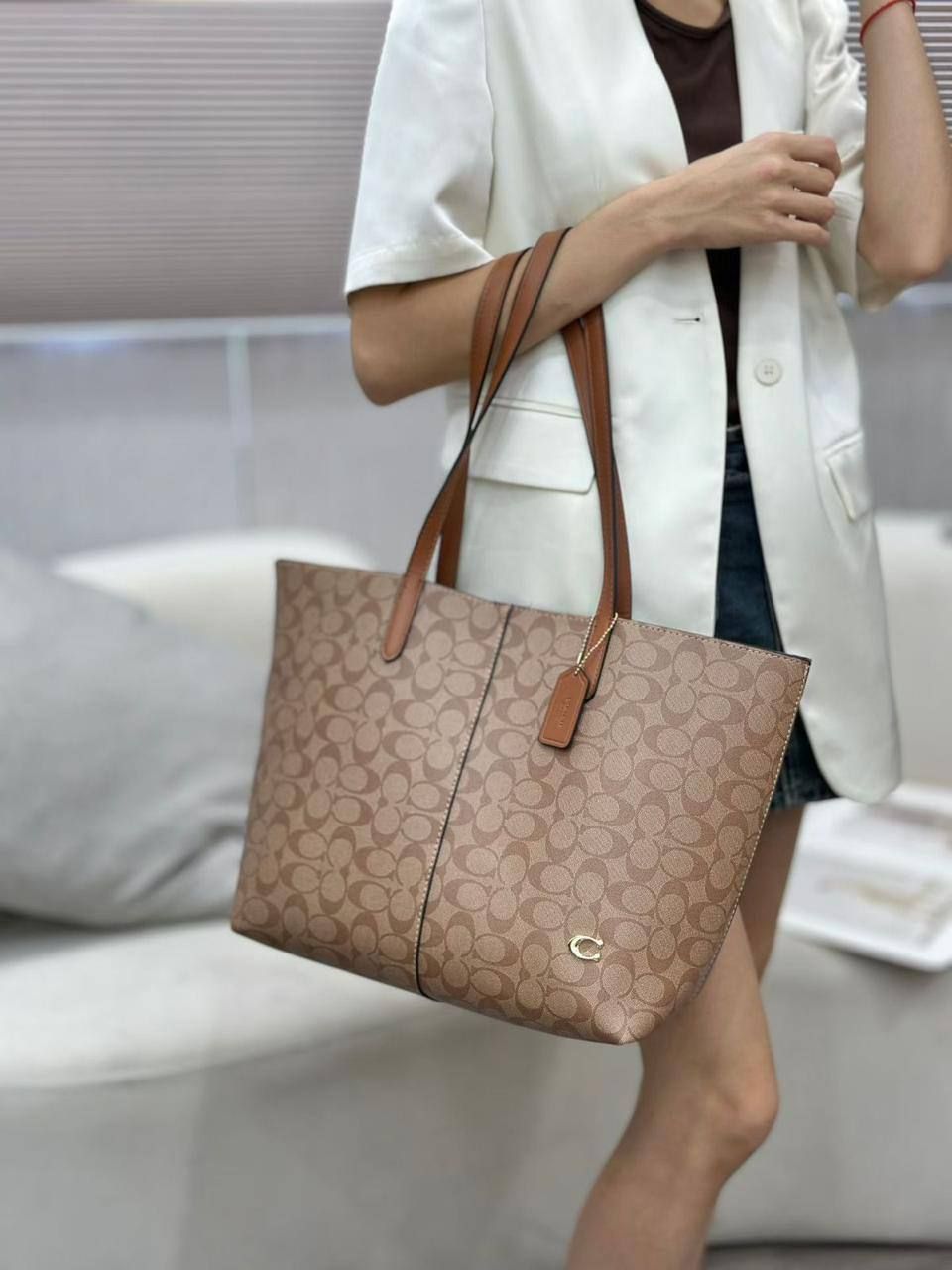 Coach Signature Tote Bag – Elegance Meets Everyday Functionality | D-E23 – Image 5