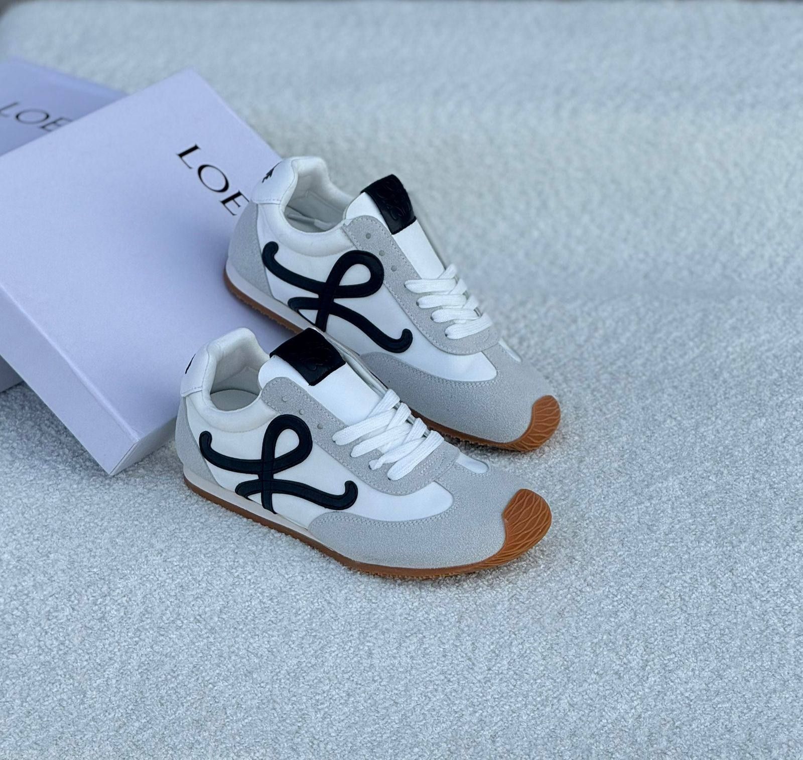 ​حذاء سنيكرز لووي (LOEWE) الرياضي – كلاسيكية عصرية وخفة الحركة | D-A46 – Image 5