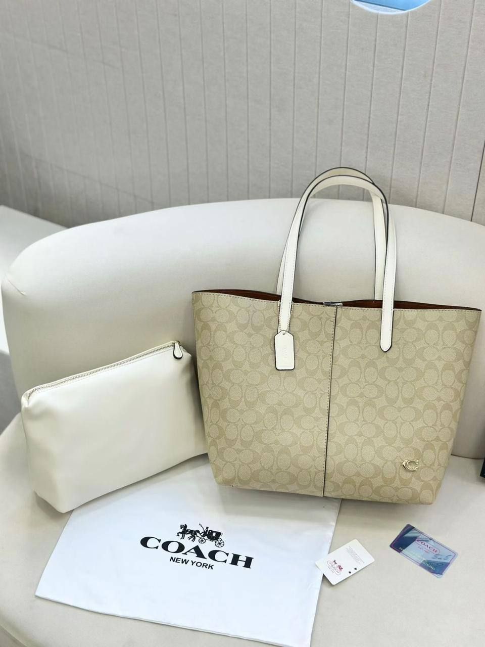 Coach Signature Tote Bag – Elegance Meets Everyday Functionality | D-E23 – Image 3