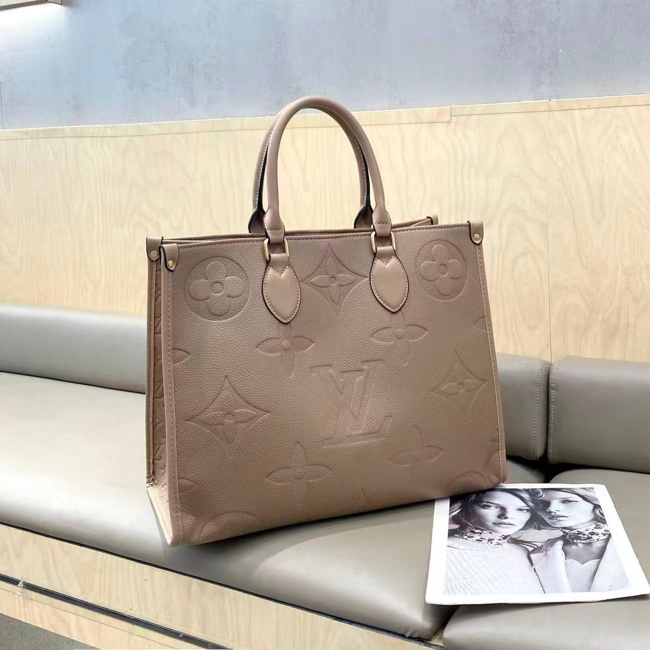 Luxurious "Louis Vuitton OnTheGo" Tote Bag – Available in All Colors | D-E14 – Image 5
