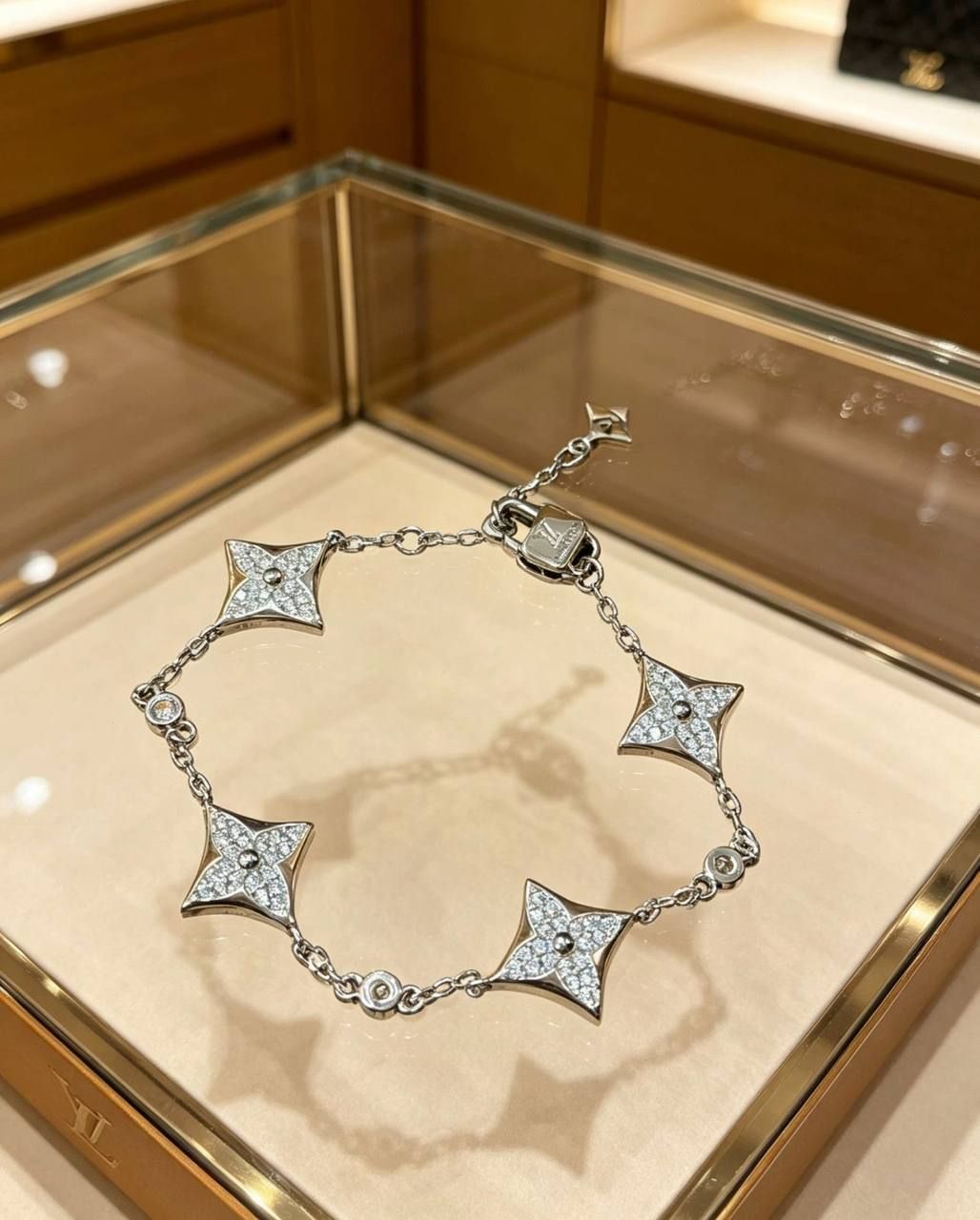 إسورة لويس فيتون بلوسوم المرصعة (ماستر كوبي) - تصميم زهرة المونوغرام الأيقوني الفضي | D-A30 – Image 1