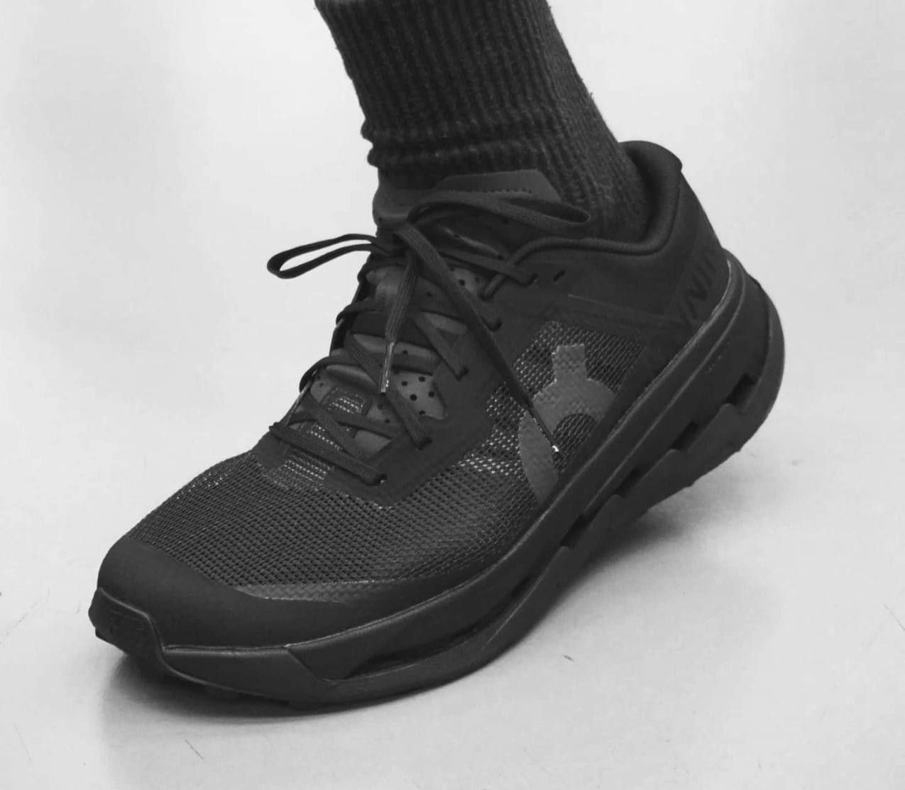On Running Men's Black Sneaker High Master | Ultimate Comfort UAE | D-E56 – Image 2