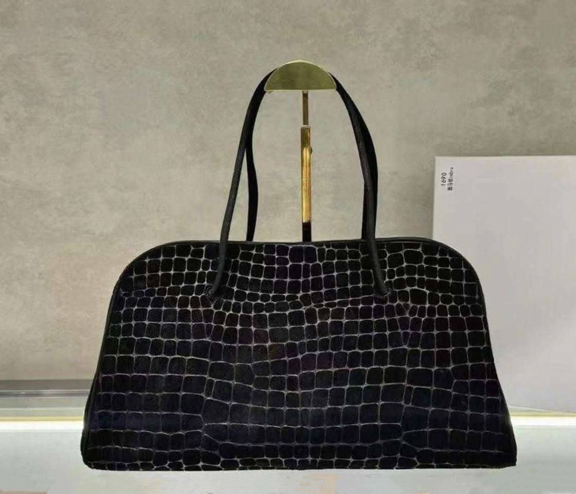 Jacquemus Luxury Handbag | Modern & Stylish Design | UAE | D-E56 – Image 3