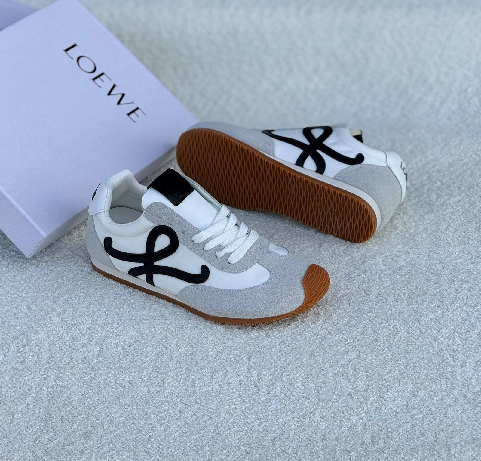 ​حذاء سنيكرز لووي (LOEWE) الرياضي – كلاسيكية عصرية وخفة الحركة | D-A46 – Image 6