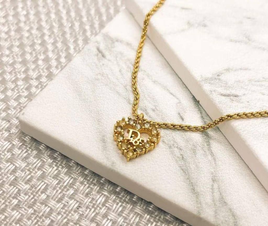 طقم ديور (Dior) كوبي ون المرصع بتصميم القلوب | فخامة وأناقة نسائية راقية في الإمارات | D-A29 – Image 4