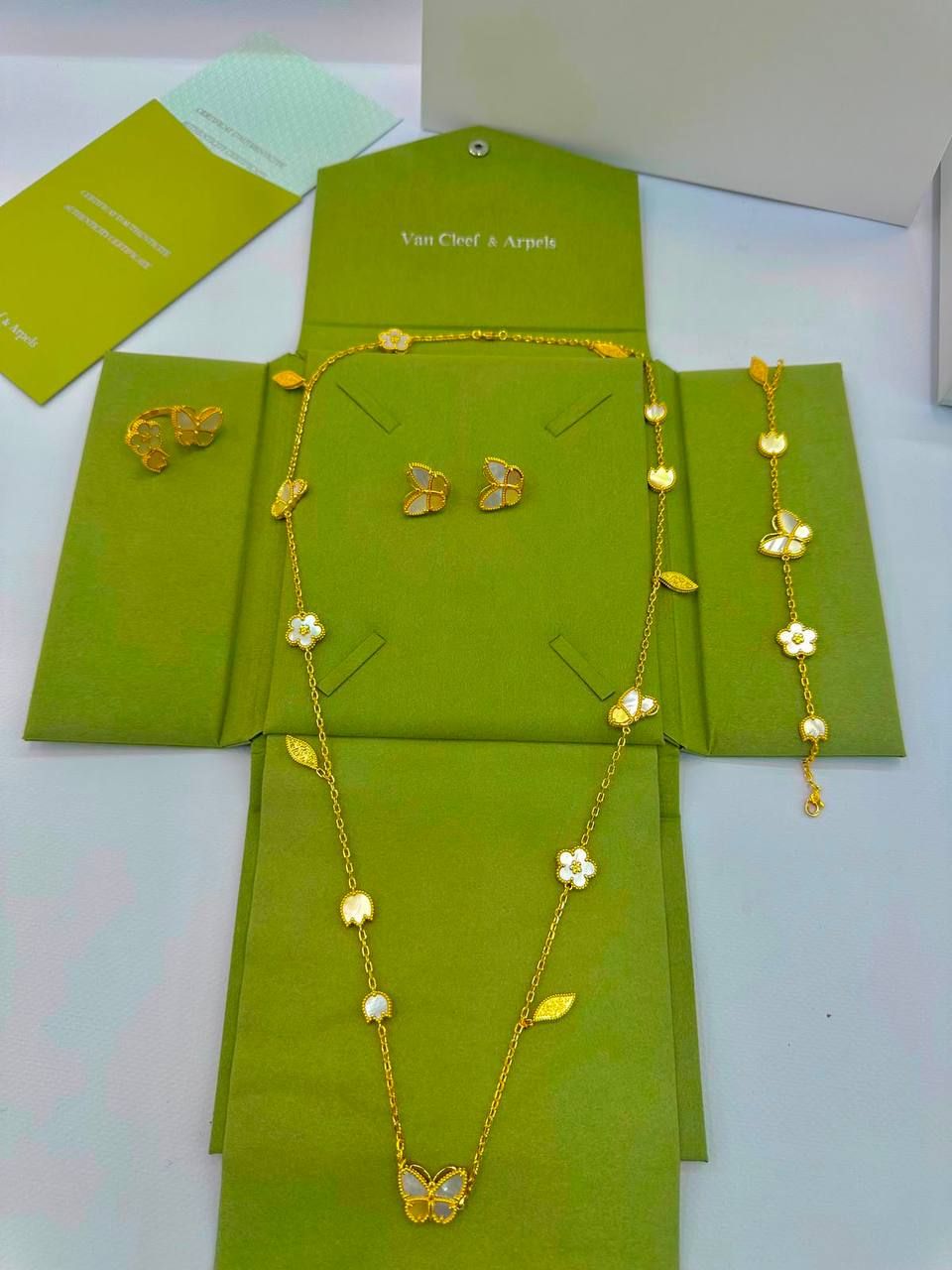 تألقي بسحر الفراشات مع طقم فان كليف هاي ماستر المتكامل - حلق، سلسال، أسوارة وخاتم لفخامة لا تقاوم | D-A32 – Image 2