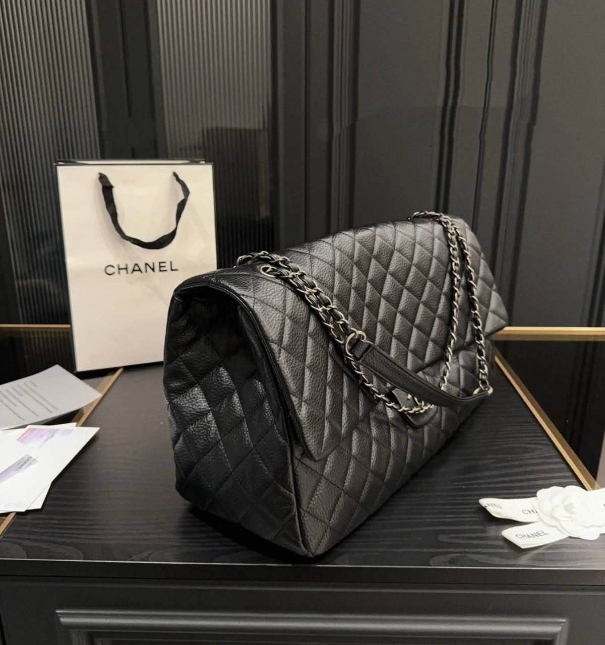 حقيبة سفر وعمل شانيل كلاسيك ماكسي فاخرة - إصدار XXL بحجم كبير جداً | D-A16 – Image 4