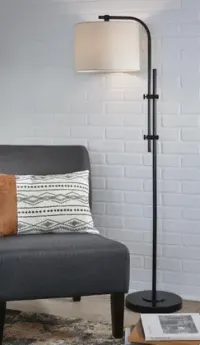 Baronvale Metal Floor Lamp (1/CN) – Image 1