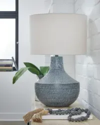 Schylarmont Metal Table Lamp (1/CN) – Image 1