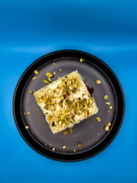 Chilled pistachio cake with red berries – Image 2