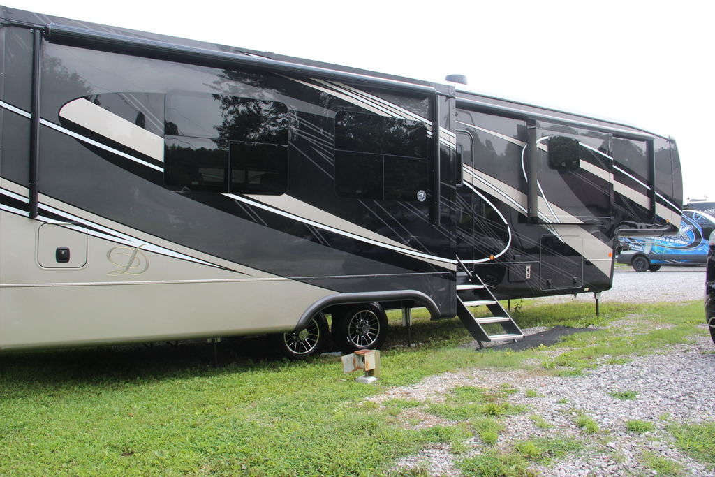 2025 DRV Mobile Suites Luxury 41 RKDB (8967) – Image 4