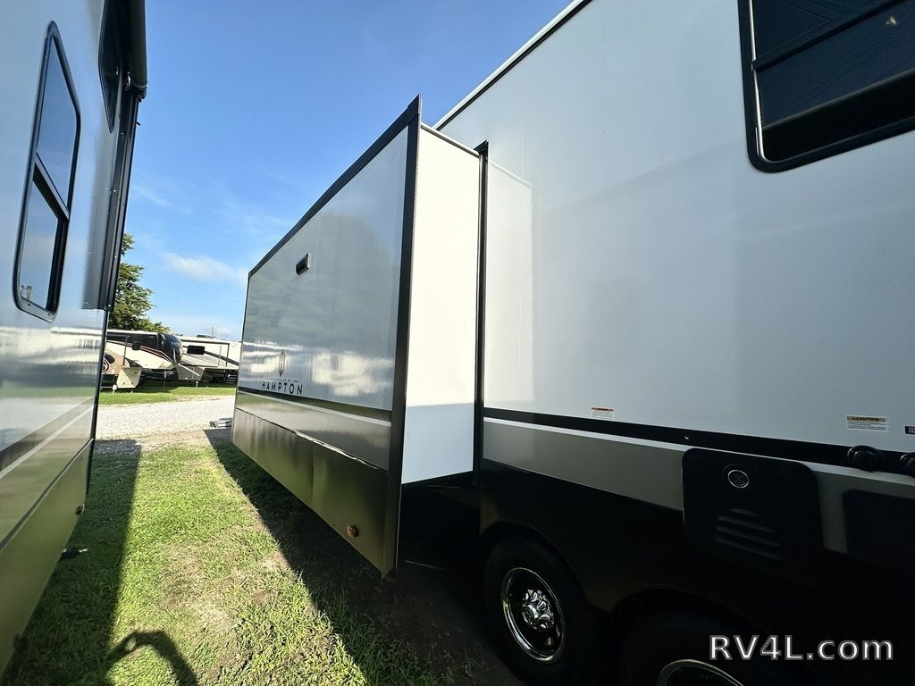 2025 CrossRoads RV Hampton 395BAM (0401) – Image 10