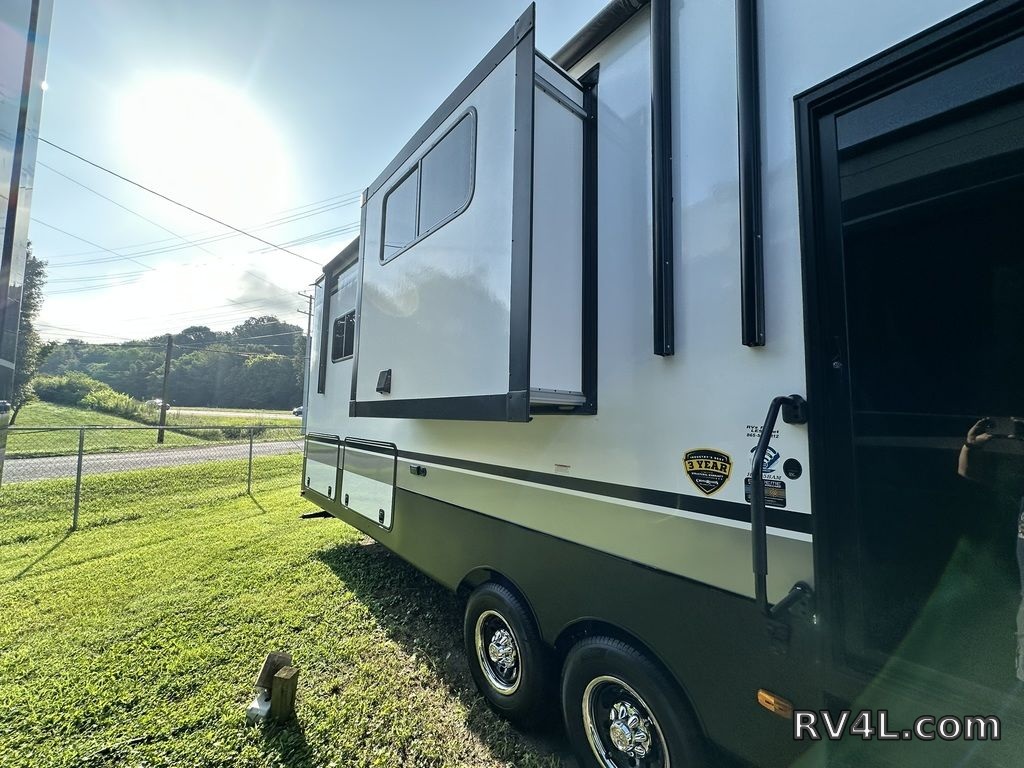 2025 CrossRoads RV Hampton 395BAM (0401) – Image 8