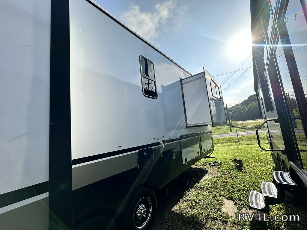 2025 CrossRoads RV Hampton 395BAM (0401) – Image 9