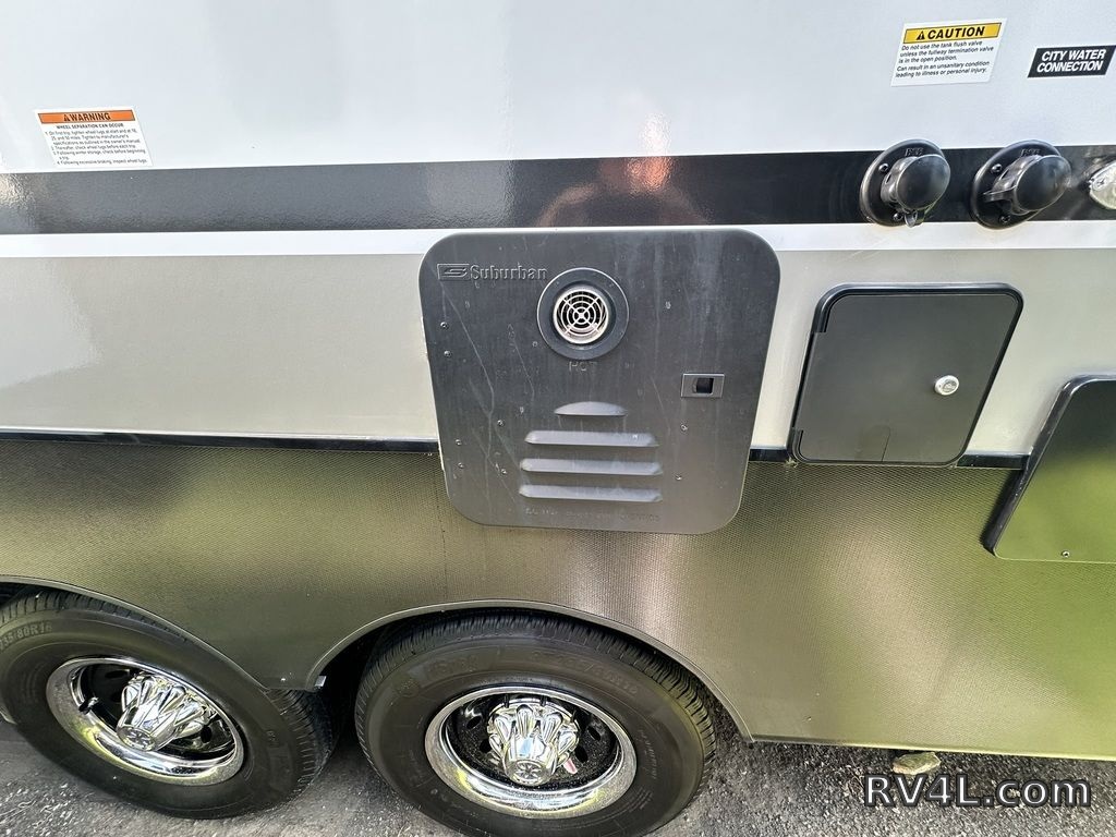 2025 CrossRoads RV Hampton 395BAM (0401) – Image 19
