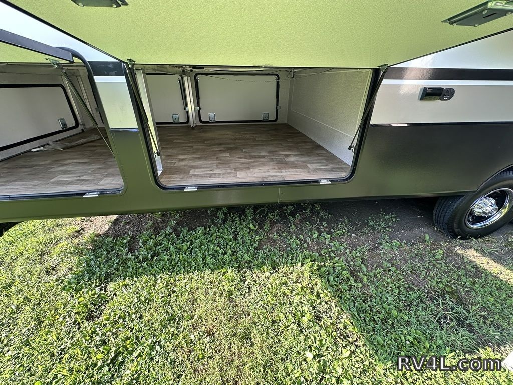 2025 CrossRoads RV Hampton 395BAM (0401) – Image 15