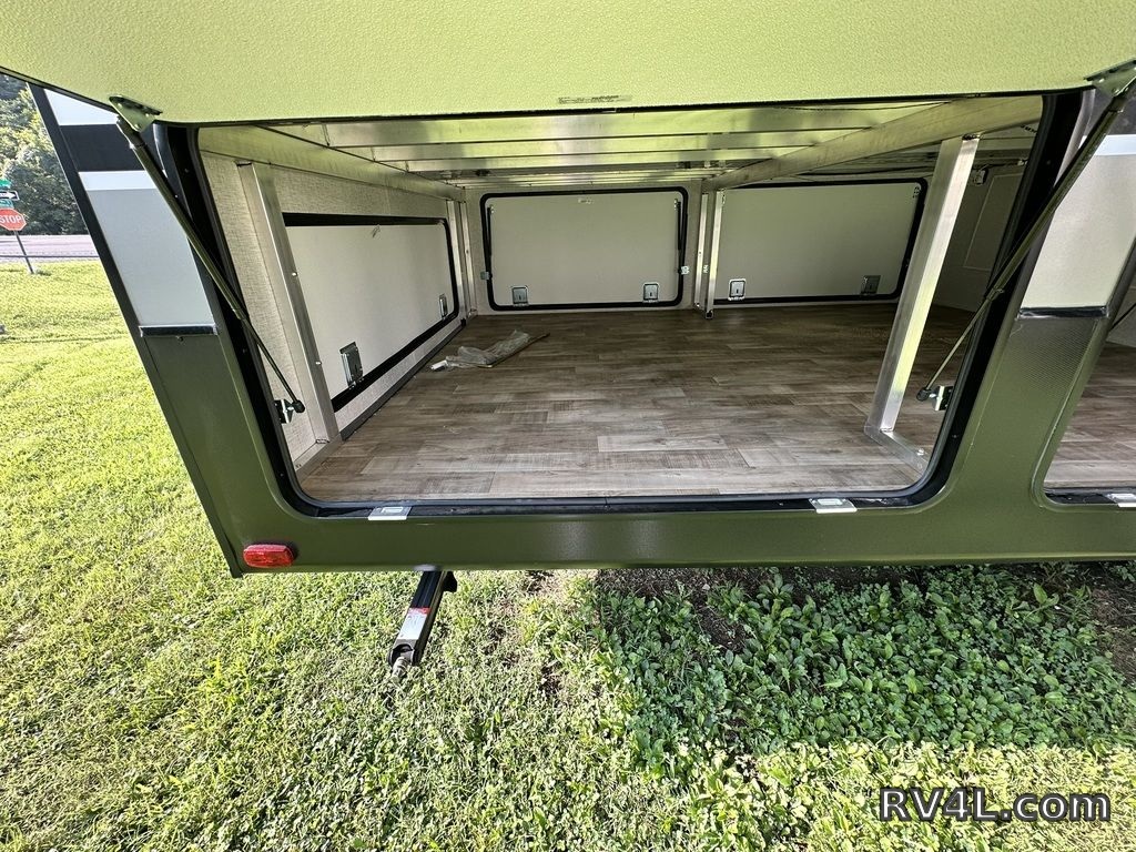 2025 CrossRoads RV Hampton 395BAM (0401) – Image 17