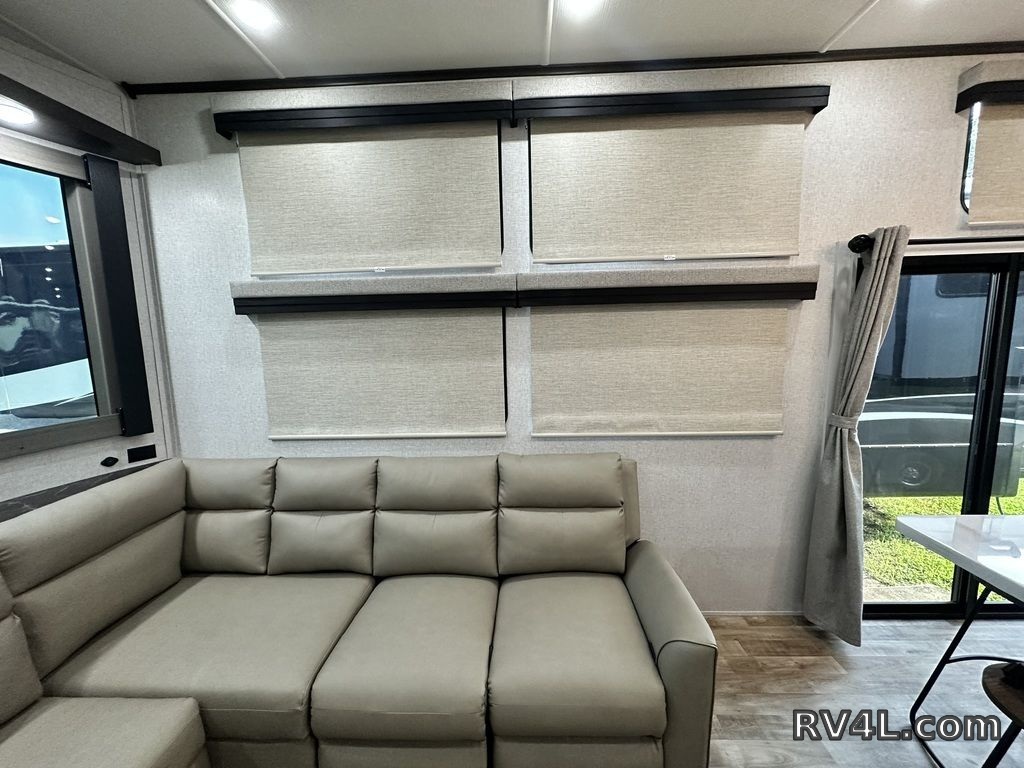 2025 CrossRoads RV Hampton 395BAM (0401) – Image 38