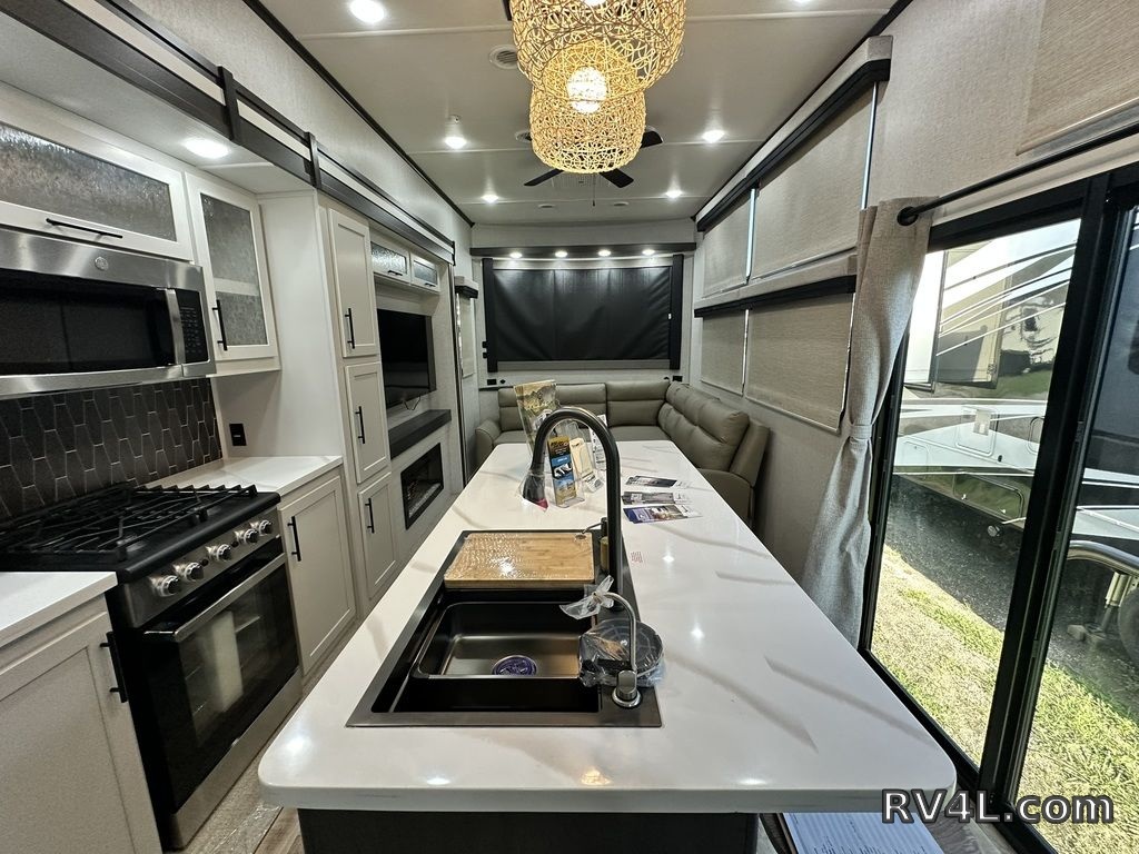 2025 CrossRoads RV Hampton 395BAM (0401) – Image 35