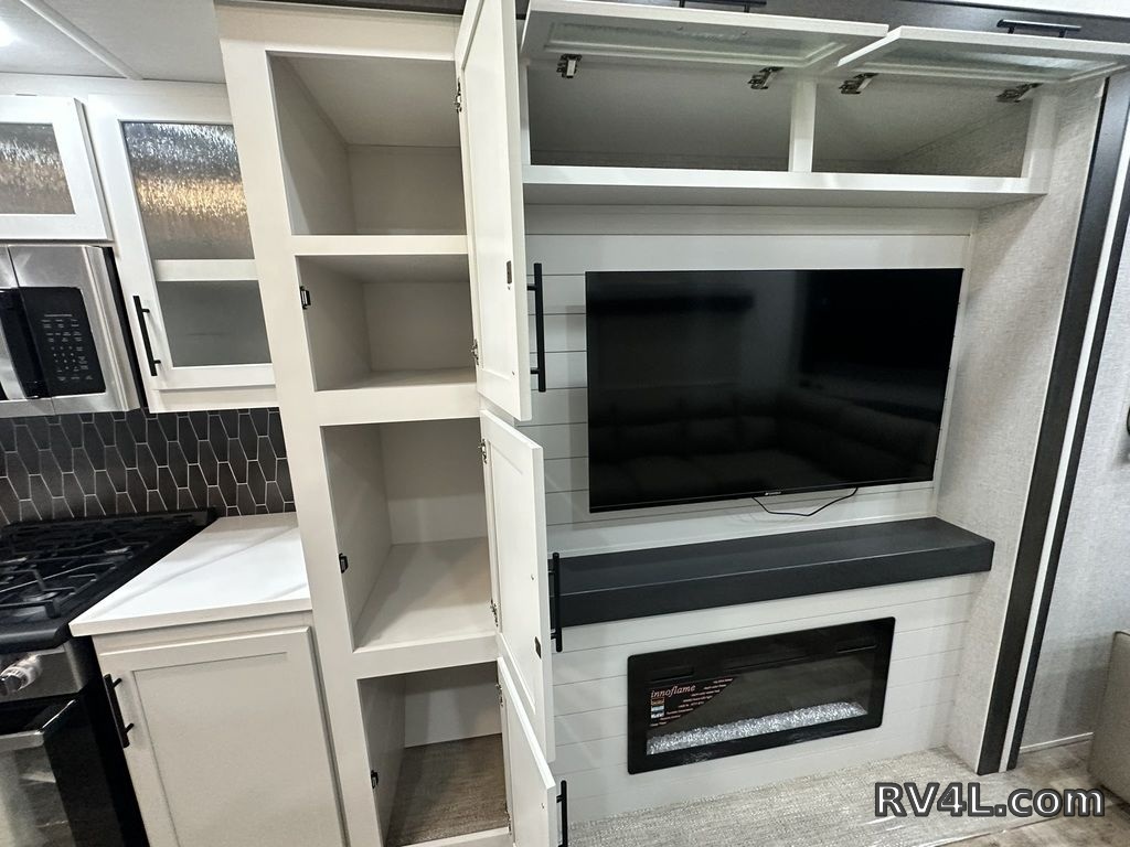 2025 CrossRoads RV Hampton 395BAM (0401) – Image 41