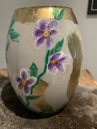 Handgeschilderde glazen vaas – Paarse bloemen & bladgoud – Image 3