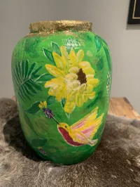 Handgeschilderde stenen vaas – Vogel & bloemen – Image 1