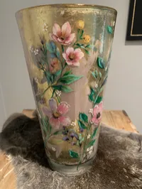 Handgedecoreerde glazen vaas – Roze bloemen & goudaccenten – Image 3