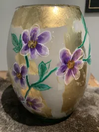 Handgeschilderde glazen vaas – Paarse bloemen & bladgoud – Image 2