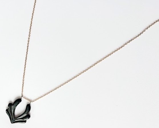 Black Lotus Necklace – Gold