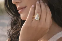 Pear Diamond Solitaire Engagement Ring (Yellow Gold) – Imagem 2