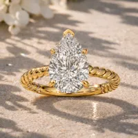 Pear Diamond Solitaire Engagement Ring (Yellow Gold) – Imagem 1