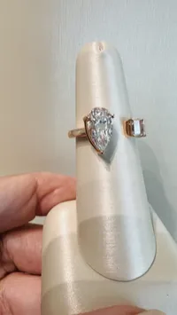 Pear & Emerald-Cut Diamond toi et Moi Ring  – Image 2