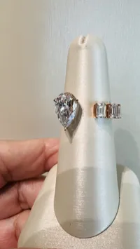 Pear & Emerald-Cut Diamond toi et Moi Ring  – Image 3