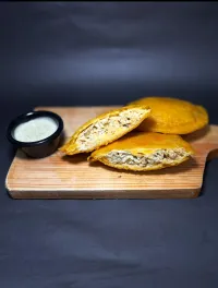 Arepa de huevo y pollo frita  – Image 1
