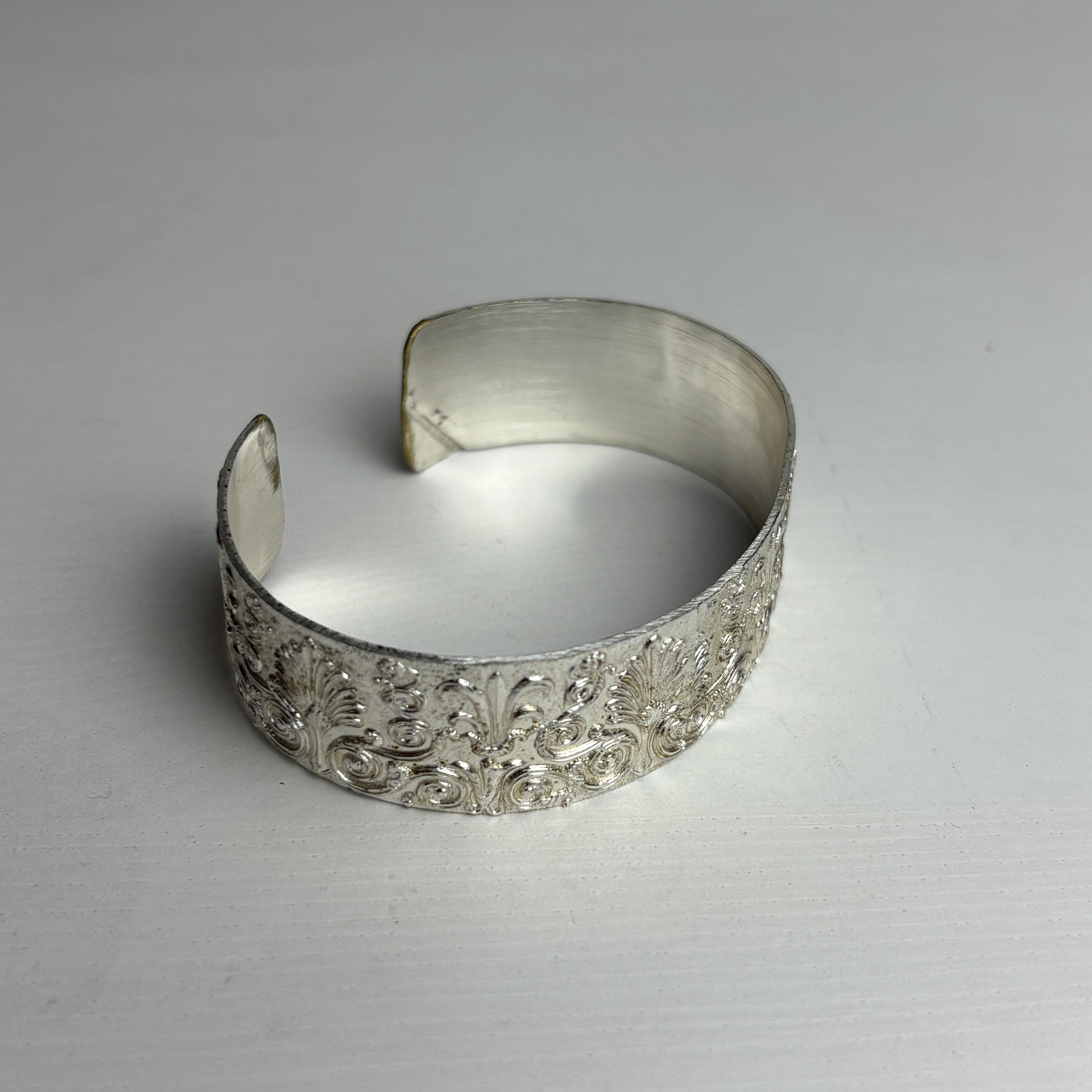 Adelheid - Versilberter Armreif – Image 2