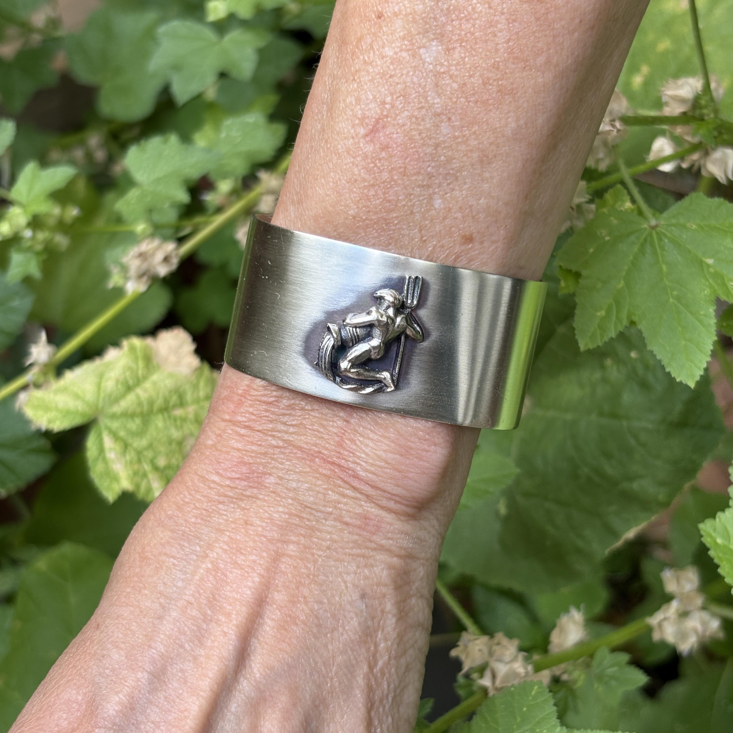 Poseidon - Versilberter Armreif – Image 3