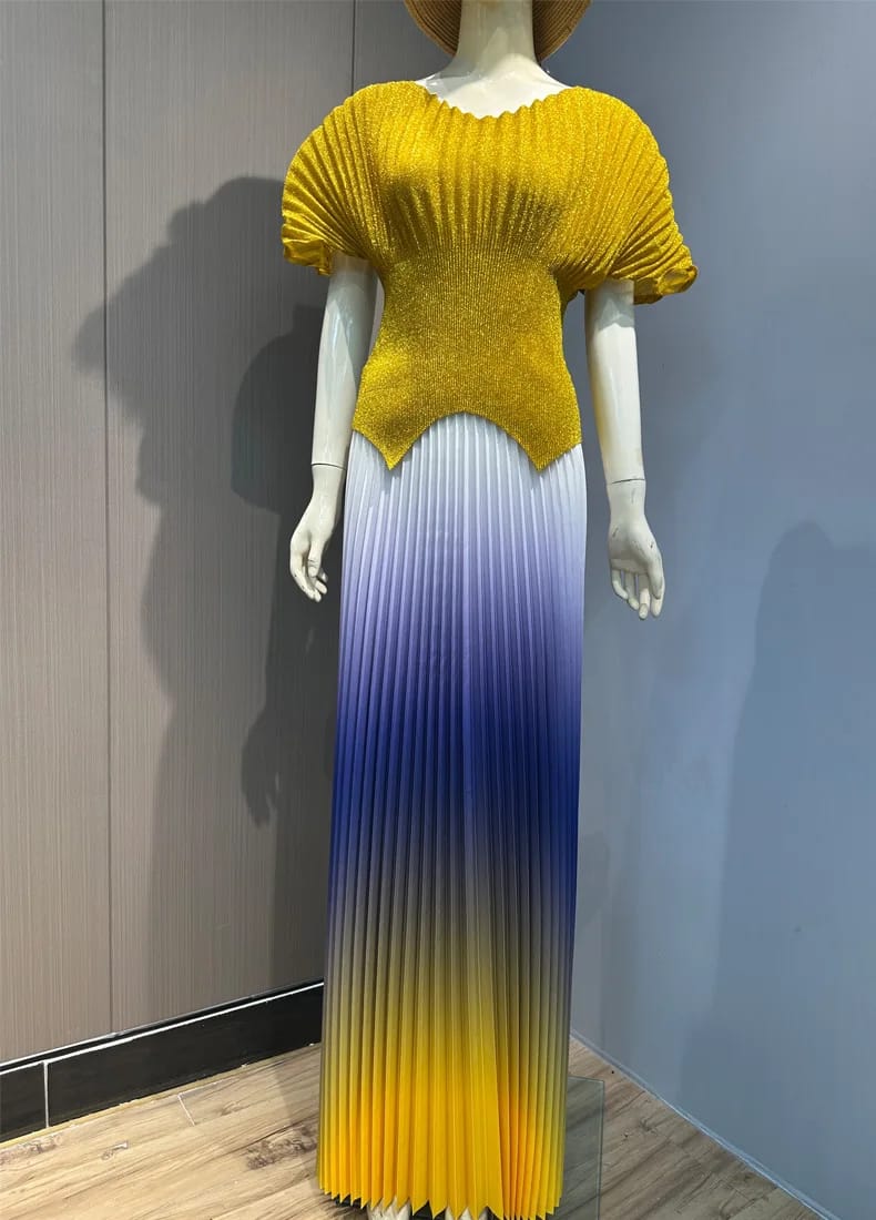 A maxi ombre pleated skirt with a matching textured top – Image 2